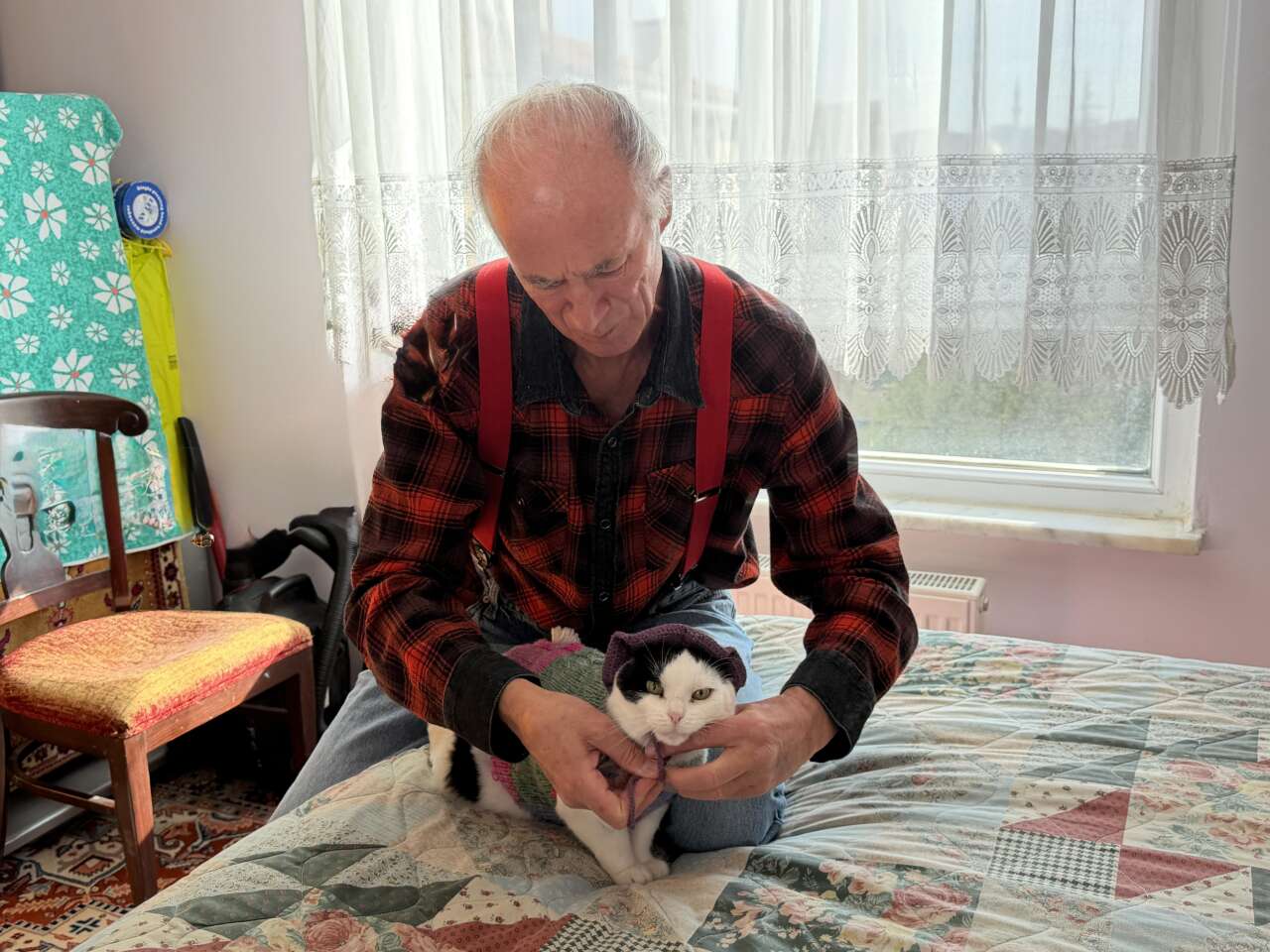 Omzundaki kediyle 65 şehir gezdi! Konya rotasından sonra şimdi Selanik’i hedefliyor 5